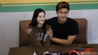 Momen lamaran itu juga menjadi kejutan untuk Yasmine yang baru pertama kali bertemu Aditya Zoni. Tunangan kemarin private, intimate. Itu suatu kejutan untuk semua baru pertama kali ketemu langsung tunangan. Tapi, kita memang sudah rencanain 3 bulan lalu, cerita Aditya Zoni ditemui di kawasan Depok, Jawa Barat. Foto: Pool/Noel/detikFoto