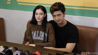 Yasmine yang berasal dan tinggal di Sabah, Malaysia, kenal dengan Aditya Zoni melalui Instagram. Aditya Zoni, bahagia juga mendapat restu dari ibunda Yasmine. Foto: Pool/Noel/detikFoto
