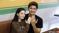 Pertama kali bertemu dengan Aditya Zoni yang sudah 5 bulan memacarinya, Yasmine sempat deg-degan. Beda banget, ganteng banget. Soalnya pertama kali ketemuan, deg-degan. Jangan-jangan dianya yang nggak suka ke akunya. Foto: Pool/Noel/detikFoto