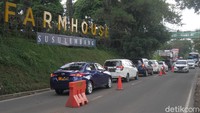 Kepadatan lalu lintas terlihat sejak ruas Jalan Setiabudi Kota Bandung hingga ke Jalan Raya Lembang, tepatnya di depan objek wisata Farmhouse.