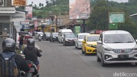 Sementara di Simpang Beatrix juga terlihat kepadatan kendaraan terutama yang mengarah ke Kota Bandung serta yang datang dari arah Kolonel Masturi.