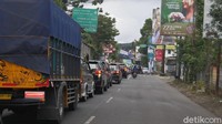 Pihak kepolisian sendiri tetap melakukan pengaturan arus lalu lintas meskipun tak menerapkan cara bertindak (cb) ganjil genap.