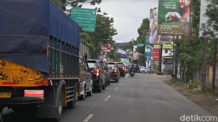Akhir Pekan, Antrean Kendaraan Terlihat di Kawasan Wisata Lembang Antrean panjang kendaraan terlihat di kawasan wisata Lembang, Kabupaten Bandung Barat. Tak sedikit wisatawan yang datang ke sana untuk isi waktu di akhir pekan.