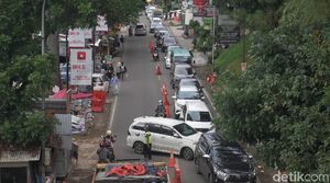 Akhir Pekan, Antrean Kendaraan Terlihat di Kawasan Wisata Lembang