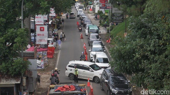 Akhir Pekan, Antrean Kendaraan Terlihat di Kawasan Wisata Lembang Antrean panjang kendaraan terlihat di kawasan wisata Lembang, Kabupaten Bandung Barat. Tak sedikit wisatawan yang datang ke sana untuk isi waktu di akhir pekan.