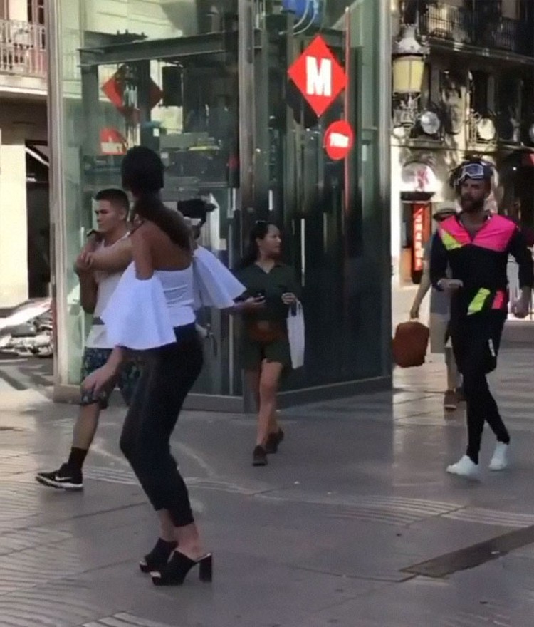 Aksi nyeleneh influencer Aksi nyeleneh influencer demi konten