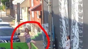 Carilah teman yang rela masuk tempat sampah untuk mengambil foto kalian. Foto: @influencersinthewild via Bored Panda
