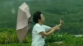 Angin super kencang sampai payung mau terbang, yang penting selfie dulu. Foto: @influencersinthewild via Bored Panda