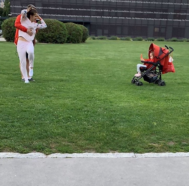 Aksi nyeleneh influencer Aksi nyeleneh influencer demi konten