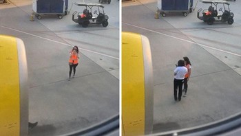 Penerbangan jadi terlambat tidak apa-apa, yang penting sempat foto-foto dulu di dekat mesin jet pesawat. Foto: @influencersinthewild via Bored Panda