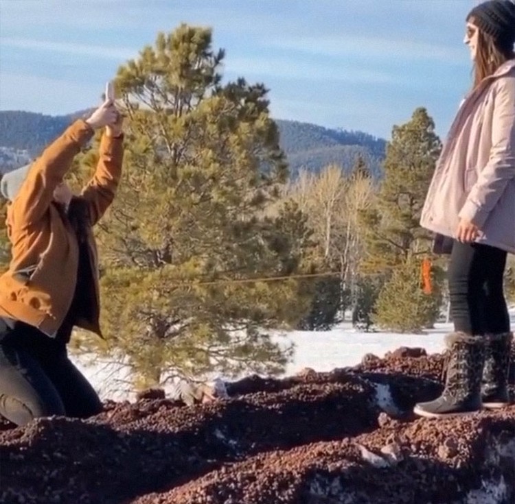 Aksi nyeleneh influencer Aksi nyeleneh influencer demi konten