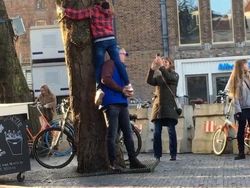 Aksi Nyeleneh Influencer Demi Konten, Bikin Geleng-geleng Kepala