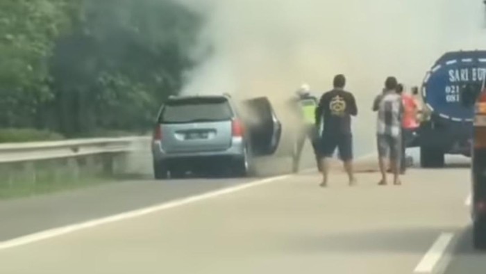 Aksi Sigap Polisi Bantu Padamkan Mobil Terbakar di Tol Jagorawi (Foto: Tangkapan layar video viral)
