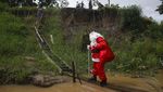 Arungi Sungai Amazon, Sinterklas Bagi-bagi Hadiah Natal di Brasil