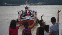Kehadiran Santa Klaus ini pun disambut antusias oleh anak-anak di kawasan tersebut. AP Photo/Edmar Barros.