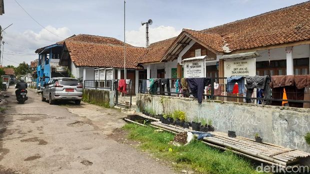 Bangunan Tua Eks Stasiun Kereta di Sumedang