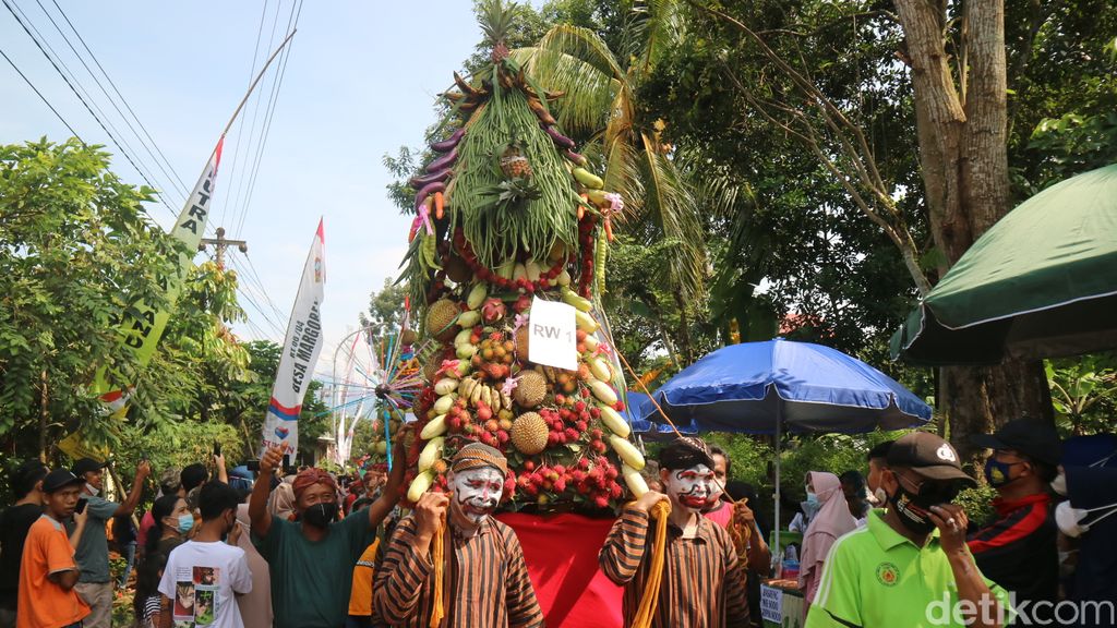 Begini Keseruan Warga Kudus Berebut Belasan Gunungan Durian