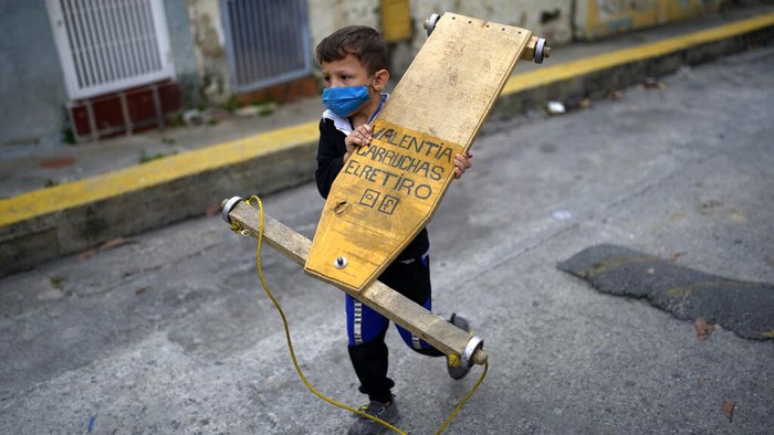Sejumlah anak ikut serta dalam balapan di Caracas, Venezuela. Bukan naik mobil balap, mereka justru balapan dengan menaiki papan kayu beroda. Penasaran?