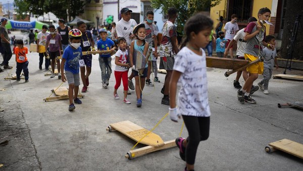 Kegiatan ini pun telah menjadi acara tahunan bagi masyarakat di ibu kota Venezuela untuk membangun dan bersaing menjadi yang tercepat di atas kereta luncur kayu yang dikenal sebagai carruchas. Kegiatan ini pun telah menjadi acara tahunan bagi masyarakat di ibu kota Venezuela untuk membangun dan bersaing menjadi yang tercepat di atas kereta luncur kayu yang dikenal sebagai carruchas.