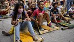 Bukan Mobil Balap, Anak-anak di Venezuela Balapan Naik Papan Kayu