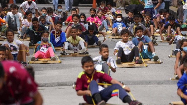 Di tengah pesatnya perkembangan teknologi dan permainan anak-anak yang ada di video game dan layar smartphone, lomba balapan papan kayu beroda ini jadi salah satu tradisi unik yang masih dilestarikan oleh warga dan anak-anak di kawasan Venezuela hingga saat ini. Di tengah pesatnya perkembangan teknologi dan permainan anak-anak yang ada di video game dan layar smartphone, lomba balapan papan kayu beroda ini jadi salah satu tradisi unik yang masih dilestarikan oleh warga dan anak-anak di kawasan Venezuela hingga saat ini.