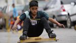 Bukan Mobil Balap, Anak-anak di Venezuela Balapan Naik Papan Kayu
