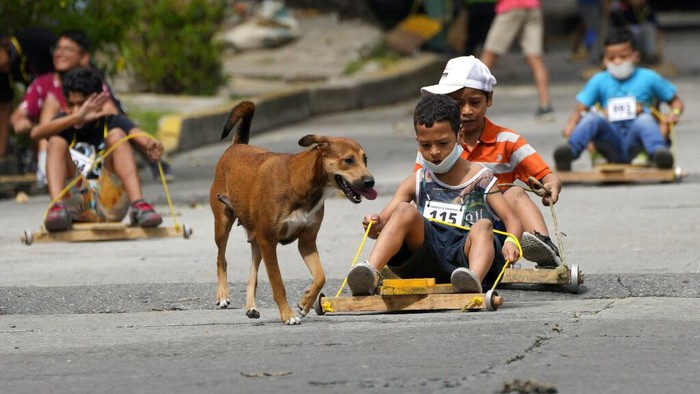 Bukan Mobil Balap, Anak-anak di Venezuela Balapan Naik Papan Kayu Sejumlah anak ikut serta dalam balapan di Caracas, Venezuela. Bukan naik mobil balap, mereka justru balapan dengan menaiki papan kayu beroda. Penasaran?