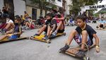 Bukan Mobil Balap, Anak-anak di Venezuela Balapan Naik Papan Kayu