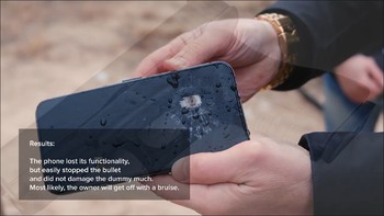 Selanjutnya mereka menggunakan pistol Glock 17. Casing khusus ini lagi-lagi bisa menahan laju peluru, tapi bodi iPhone yang ditembak langsung hancur berantakan. Foto: Caviar