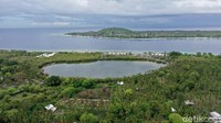 Beginilah potret dari udara surga tersembunyi yang ada di Gili Meno. Danau Air Asin. Di seberang sana juga terlihat kepulauan Gili Trawangan.