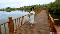 Pemandangan danau yang luas itu juga bisa dimanfaatkan untuk hunting foto sampai puas lho. Seperti model yang sedang beraksi di jembatan kayu ini. Terlihat indah bukan?