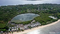 Danau ini seperti surga tersembunyi di kepulauan Gili Meno. Ia berada tepat di tengah-tengah pulau. Saat tim detikcom bersama Toyota Corolla Cross Hybrid menggelar Road Trip Explore Mandalika, tak lupa kami menyambangi Danau Air Asin di Gili Meno itu.