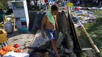 Diketahui, Angin Topan Super Rai yang menghantam kawasan Filipina sejak Kamis (16/12) lalu itu tak hanya menghancurkan rumah-rumah warga, tak sedikit pohon tumbang dan merusak tiang listrik sehingga menyebabkan listrik padam di pulau selatan dan tengah provinsi. AP Photo/Jay Labra.