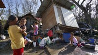 Korban tewas akibat hantaman Topan Rai ini pun mencapai 75 orang. Sementara belasan orang lainnya terluka dan masih dalam proses pencarian. AP Photo/Jay Labra. 