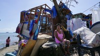Tak sedikit warga yang kini mengungsi ke tempat yang lebih aman kembali ke rumah mereka untuk menyelamatkan barang berharga demi membangun kembali rumah mereka yang rusak akibat dihantam Topan Rai. AP Photo/Jay Labra.