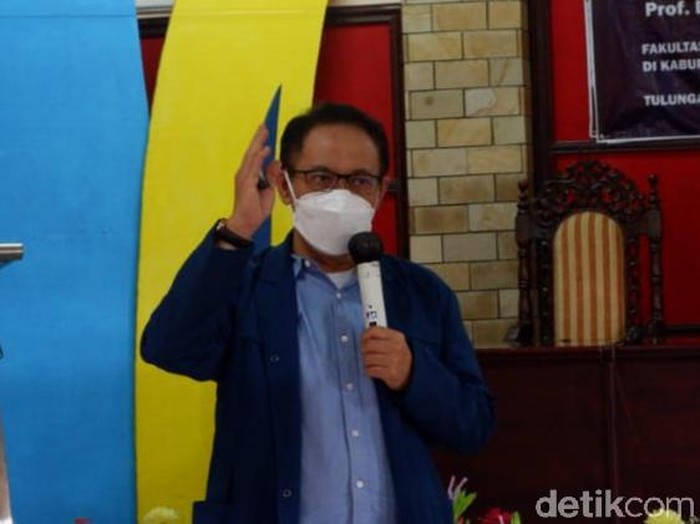 Salah satu penyebabnya adalah ketakutan dari Odha sendiri yang khawatir penyakitnya akan semakin parah. Kepala Program Studi S3 Keperawatan Universitas Airlangga (Unair) Surabaya, Prof. Dr. Nursalam saat di Tulungagung, mengatakan rendahnya capaian vaksinasi terhadap Odha harus mendapatkan pendampingan dari berbagai pihak. Sehingga meningkatkan kepercayaan diri dan kesadaran dari masing-masing individu.