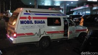 Kedatangan jenazah gadis berumur 14 tahun disambut puluhan kerabat dan keluarga korban. Lantunan salawat mengiringi kedatangan jenazah Salsabila.