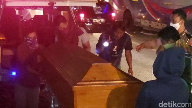 Jenazah Salsabila (14) korban tabrakan di Nagreg yang ditemukan di Sungai Serayu dimakamkan di kampung halamannya. Salsabila dimakamkan di Nagreg Bandung.