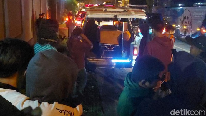 Duka Selimuti Pemakaman Salsabila Korban Laka yang Ditemukan di Jateng Jenazah Salsabila (14) korban tabrakan di Nagreg yang ditemukan di Sungai Serayu dimakamkan di kampung halamannya. Salsabila dimakamkan di Nagreg Bandung.