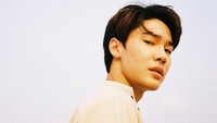 Dew Jirawat memerankan Ren. Seperti Tu Tontawan, F4 Thailand juga jadi debut Dew di layar kaca. (Foto: dok. Twitter @tontawan_t)