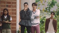 Nani Hirunkit sebagai MJ (kiri), Win Metawin sebagai Kavin (tengah), dan Dew Jirawat. Adegan ini ketika Gorya dan Thyme berhadapan di depan pintu stadion. (Foto: dok. GMMTV)