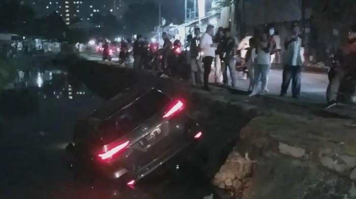 Fortuner Nyebur ke Kali Cengkareng Jakbar