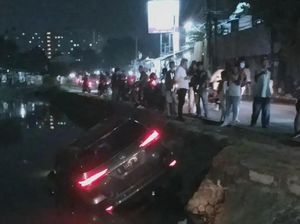 Sopir Diduga Mengantuk, Fortuner Nyebur ke Kali Cengkareng Jakbar