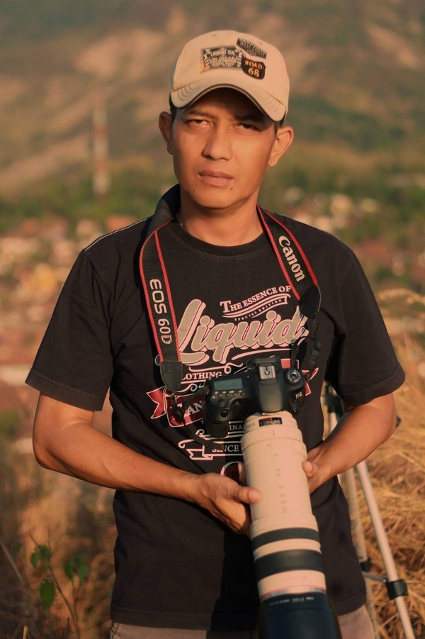 Fotografer itu bernama Okka Supardan (50), warga Kecamatan Maja, Kabupaten Majalengka. Okka sukses membuat Terasering Panyaweuyan viral di media sosial. Semua itu berawal dari tahun 2012 silam. (dok. Okka Supardan/Istimewa)