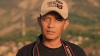 Fotografer itu bernama Okka Supardan (50), warga Kecamatan Maja, Kabupaten Majalengka. Okka sukses membuat Terasering Panyaweuyan viral di media sosial. Semua itu berawal dari tahun 2012 silam. (dok. Okka Supardan/Istimewa)
