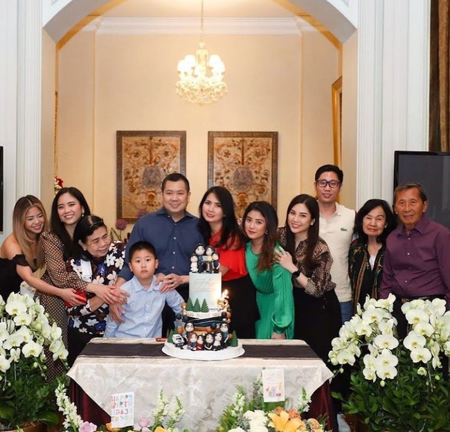 Valencia Tanoesoedibjo sendiri merupakan anak dari bos MNC group, Hary Tanoesoedibjo dan Liliana Soedibjo. Valencia ialah anak kedua dari 5 bersaudara. Foto: Instagram/valenciatanoe