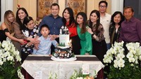 Disela-sela kegiatannya, dirinya juga tetap meluangkan waktu untuk keluarga. Terutama ketika perayaan ulang tahun ibunya, Valencia terlihat begitu cantik. Foto: Instagram/valenciatanoe