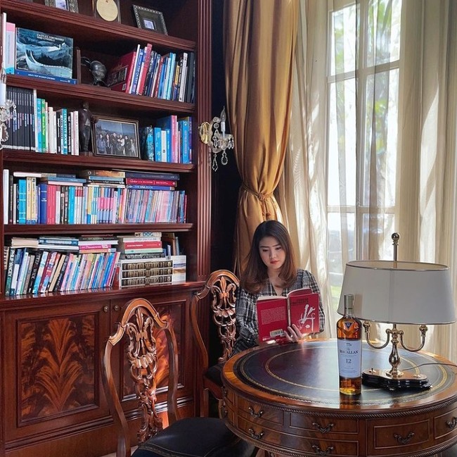 Dalam foto unggahan terbaru Kevin Sanjaya itu terlihat Kevin dan Valencia tengah makan malam di sebuah restoran mewah. Keduanya tampak kompak mengenakan pakaian serba hitam. Pada unggahannya itu Kevin juga menuliskan keterangan Happy Birthday . Foto: Instagram/valenciatanoe