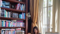 Tidak hanya travelling dan kulineran, Valencia juga hobi membaca buku. Sebotol minuman berharga tinggi bahkan terpajang melengkapi deretan buku-buku di ruang membaca rumahnya. Foto: Instagram/valenciatanoe