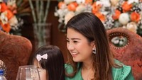 Valencia juga cukup dekat dengan anak-anak. Saat makan malam bersama keluarga, dirinya tidak keberatan untuk makan sambil memangku saudaranya yang masih kecil. Foto: Instagram/valenciatanoe